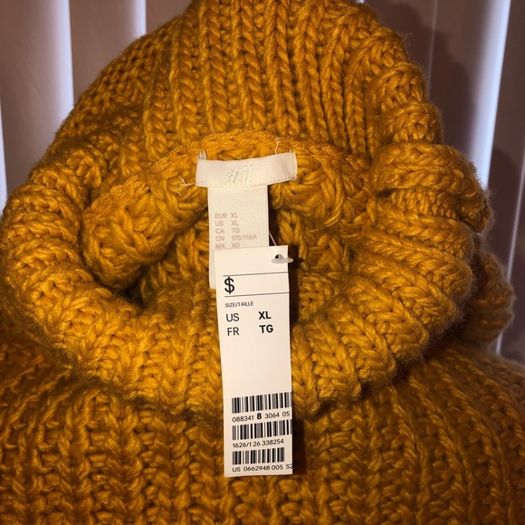 H&M SWEATER - Picture 4 of 4